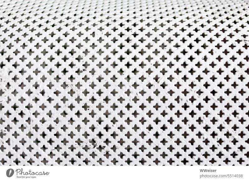 Ein gebogenes weißes Metallstück mit ausgestanztem Kreuzchen-Muster Hintergrund abstrakt Strukturen & Formen Design Nahaufnahme Detailaufnahme Hintergrundbild
