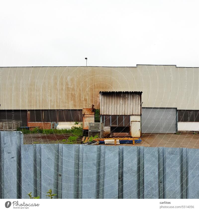 Industrie hinter Zaun Firma Silo Tank Container marode alt Fabrik industriell Metall Stahl Lager Lagerhalle Architektur Rost