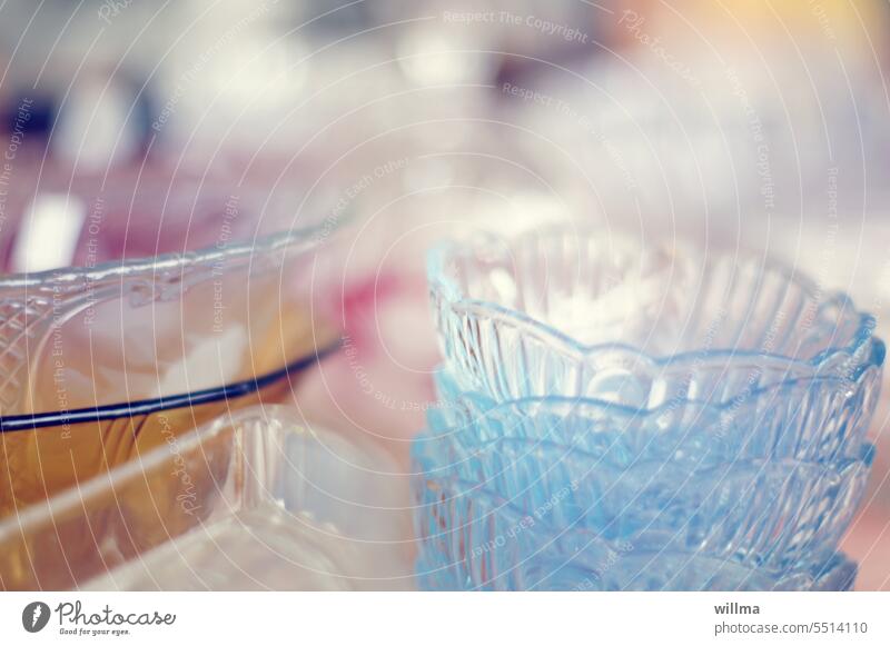 Alte hellblaue Kompottschüsseln aus Glas Kompottschalen Kompottschälchen nostalgisch gestapelt Glaswaren Dessertschalen
