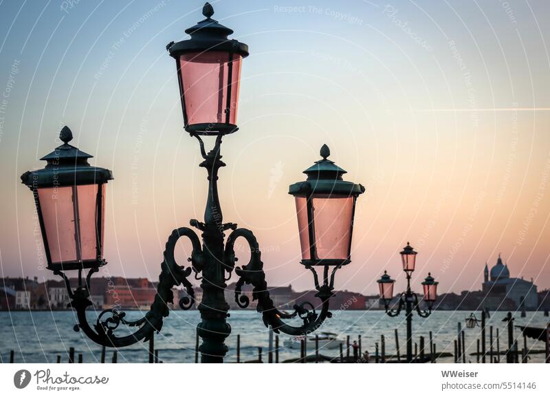 Romantisches Lagunen-Foto mit Sonnenuntergang und Laternen Venedig Wasser Romantik Licht Kitsch Klischee Abend Abendlicht Architektur Reise Flitterwochen Liebe