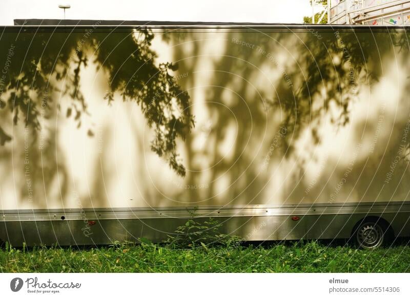 Parallelwelt I Schattenspiel von Blättern und Ästen auf der Seitenwand eines großen, abgestellten Transporters Licht & Schatten Strukturen & Formen
