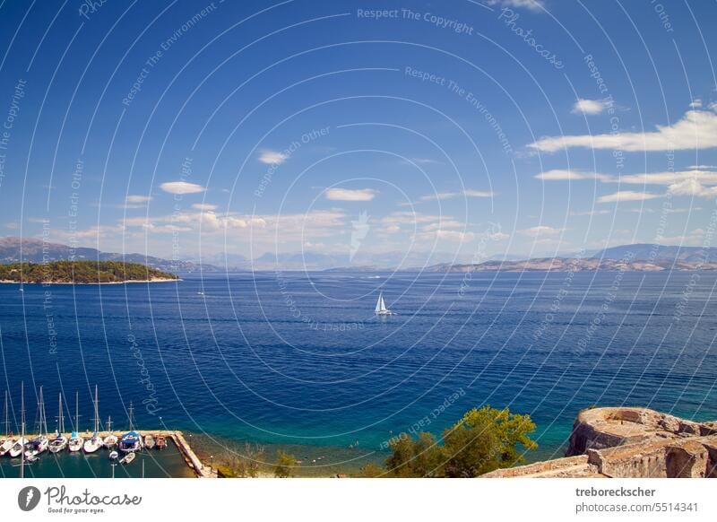 Blick über die malerische Bucht von Korfu Gouvia mit leichten Federwolken, blauem Himmel und Wasser Segelboot Panorama kerkyra gouvia MEER Landschaft Natur