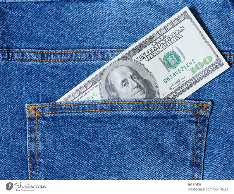 Amerikanische Papierdollarscheine ragen aus der Gesäßtasche einer Blue Jeans Jeanshose Geld niemand Hose bezahlen Zahlung Tasche reich Gehalt sparen Erfolg
