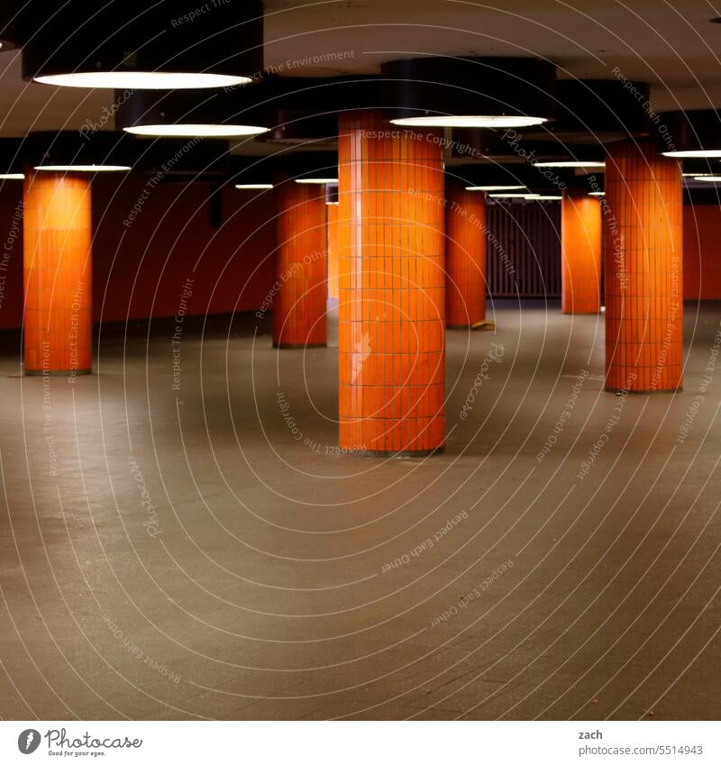 Ab in den Untergrund Tunnel Lampe Unterführung Wege & Pfade Fliesen u. Kacheln Durchgang Neonlicht Architektur 70er Jahre Beleuchtung Kunstlicht