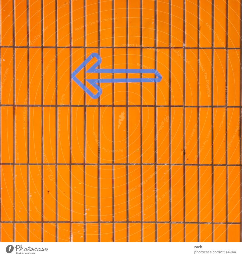 hilfreich I Zeichen links Pfeil Richtung Orientierung Schilder & Markierungen Hinweis Wegweiser Hinweisschild richtungsweisend orange Fliesen u. Kacheln