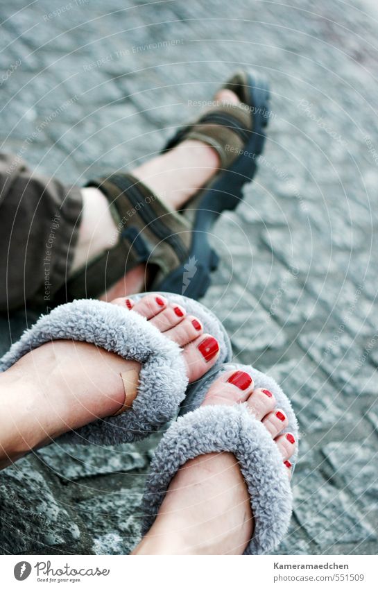 Kaputt in Amsterdam Ferien & Urlaub & Reisen Sommer Mensch Fuß 2 30-45 Jahre Erwachsene Fußgänger Hausschuhe Sandale sitzen warten kaputt Coolness Zusammensein