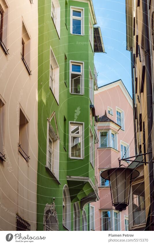 Fassaden der historischen Altstadt von Innsbruck, Österreich. Hintergrund Himmel reisen Haus Großstadt Landschaft Gebäude Wand grün Architektur blau Farbe