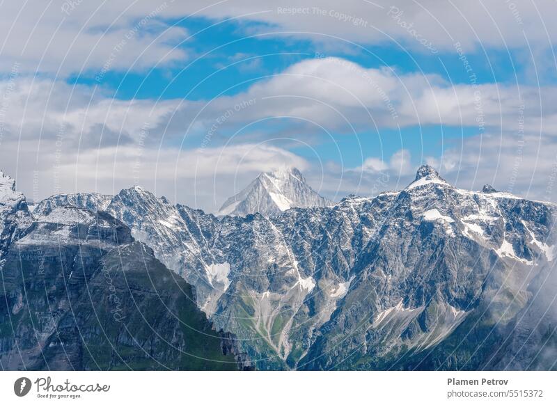Die schneebedeckten Gipfel der Berner Alpen im Sommer. Himmel reisen Natur Landschaft Schnee Wolken Berge u. Gebirge blau Abenteuer Europa schön wandern Felsen