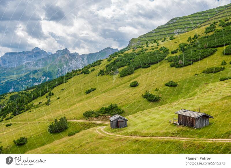 Malerische Sommerberglandschaft, Stubaier Alpen, Tirol, Österreich. Wolken bewölkter Himmel Europa Wald Gras Grasland grün Gschnitztal gschnitztal Wanderung
