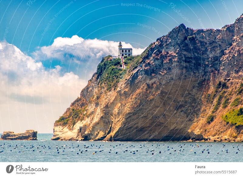 Kap Miseno mit seinem Leuchtturm im Golf von Pozzuoli Bucht von Pozzuoli Golf von Neapel procida Architektur baia Boot Campania Kapodaster Klippe Cloud Küste