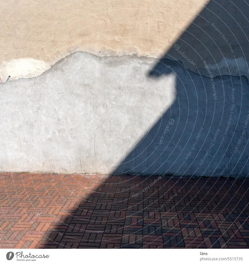 Schichtungseffekt l drinkje bej inkje Schichten Wand Fußweg Licht und Schatten Verputz Schattenspiel Licht & Schatten Kontrast Sonnenlicht Schattenwurf