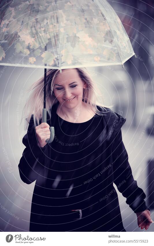 Regenfreude junge Frau blond Regenschirm Freude lächeln Regenwetter Mensch Fröhlichkeit langhaarig hübsch schlechtes Wetter lachen Glück nass