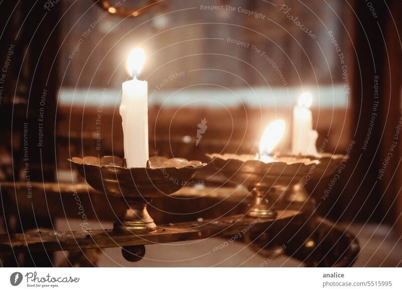 Eine Reihe brennender Kerzen in einer Kirche Kirchenkerzen Leuchter Kerzenständer Brandwunde leuchten Licht Feuer Innenaufnahme Dekoration & Verzierung