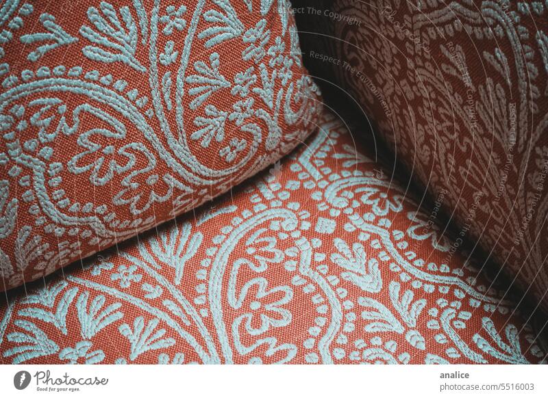 Sofatextur Detail Kissen Liege Textur Gewebe orange Detailaufnahme Muster Textil Material Nahaufnahme Hintergrund Mode Stoff abstrakt Farbe Blumenmuster geblümt