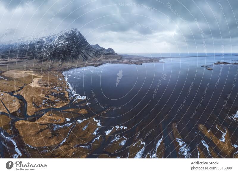 Majestätische Berge in Island in der Nähe eines Sees Berge u. Gebirge majestätisch Wasser Kristalle riesig Schnee wolkig Himmel kalt Natur Umwelt Wetter Tal
