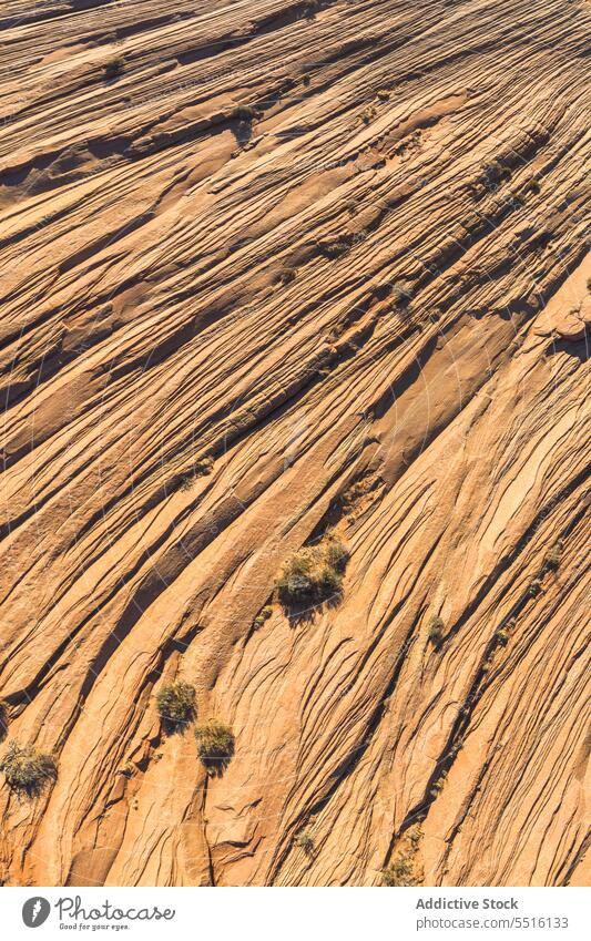 Abstrakter Hintergrund einer felsigen Formation mit ungleichmäßiger Textur Klippe abstrakt Oberfläche rau Riss Geologie Sandstein Mineral uneben Felsen Material