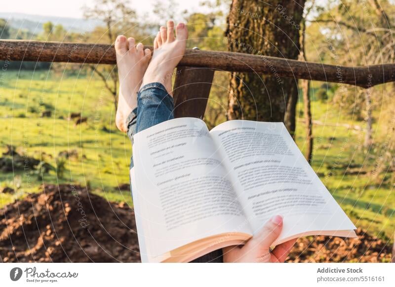 Crop-Frau mit Buch auf Terrasse Freizeit lesen Wochenende Natur Sommer sich[Akk] entspannen Veranda ruhen räkeln Kälte Landschaft Hobby Literatur friedlich