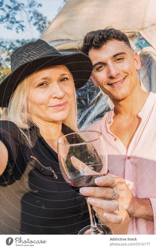 Frau nimmt Selfie mit lächelnden Freund Mann Urlaub Party Weinglas Glück Natur Wochenende Alkohol Landschaft Sitzung Stil Zusammensein ruhen trinken