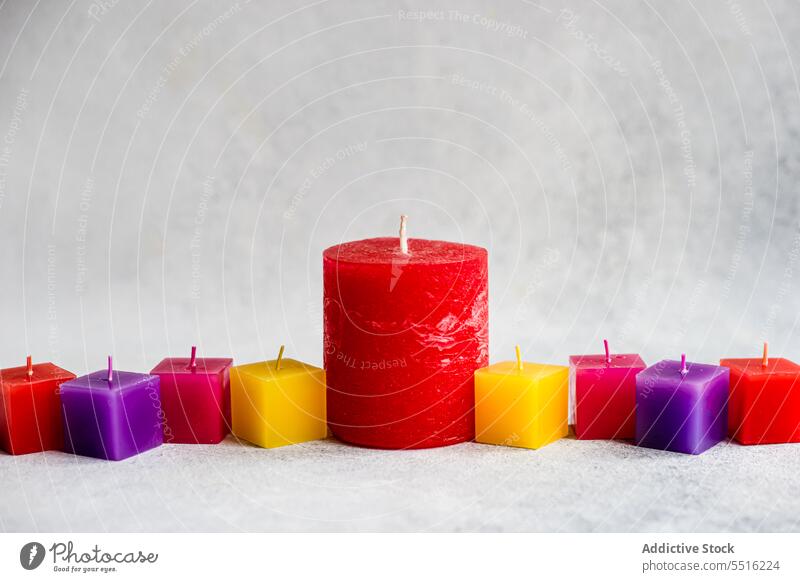 Verschiedene farbige Duftkerzen auf der Oberfläche platziert Hanukkah Kerze feiern Stadtfest Tradition Religion Veranstaltung Kultur Symbol Dekor Saison