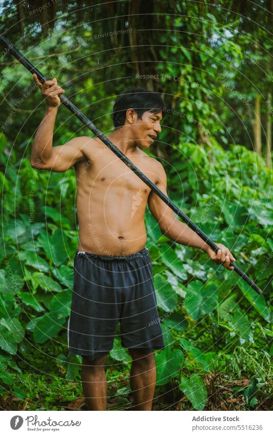 Hemdloser Stammesangehöriger mit Blasrohr in den Tropen Mann Dschungel einheimisch Regenwald heimatlich Blaspistole huaorani waorani exotisch Kultur reisen