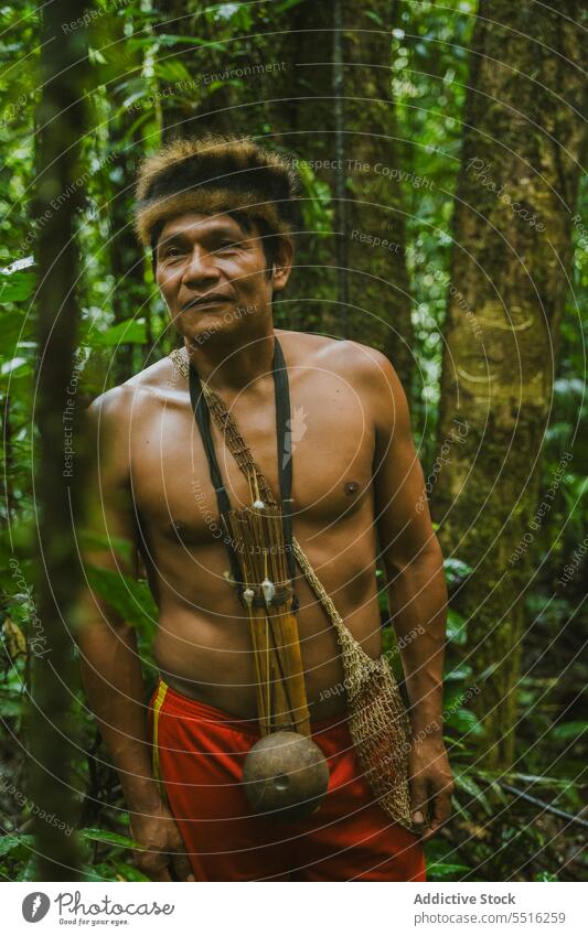 Hemdloser Mann vom Amazonas-Stamm mit Werkzeug am Hals Dschungel Natur ohne Hemd Tradition lokal Wald Umwelt Baum männlich grün nackter Torso Kultur heimatlich