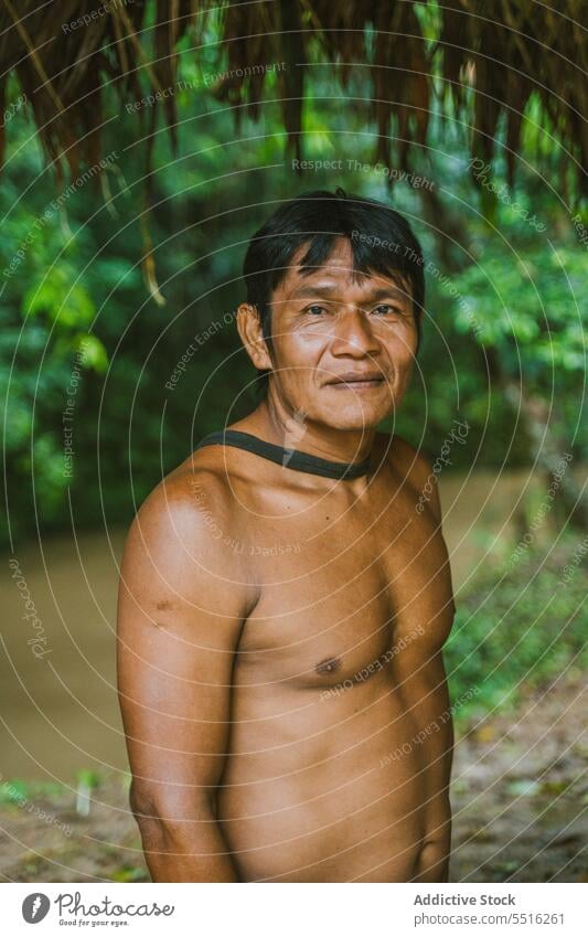 Stammesangehöriger im tropischen Wald in der Nähe eines Flusses Mann kleben Natur Pflanze grün nackter Torso Wälder exotisch männlich ethnisch jung Baum Flora