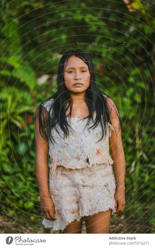 Ernste Frau mit Farbe im Gesicht Natur Wald ernst Kultur Tradition grün Sommer authentisch Wälder Tribal Pflanze Umwelt geblümt Waldgebiet natürlich