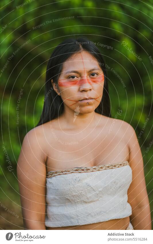 Ernste Frau mit Farbe im Gesicht Natur Wald ernst Kultur Tradition grün Sommer authentisch Wälder Tribal Pflanze Umwelt geblümt Waldgebiet natürlich