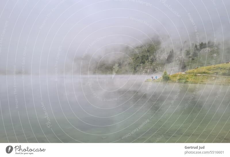 Angler im Nebel am Bergsee Berge See Seeufer wandern Wanderung Wanderausflug Nebelstimmung Nebelmeer Wetter Wetterumschwung Natur Naturerlebnis Naturschutz