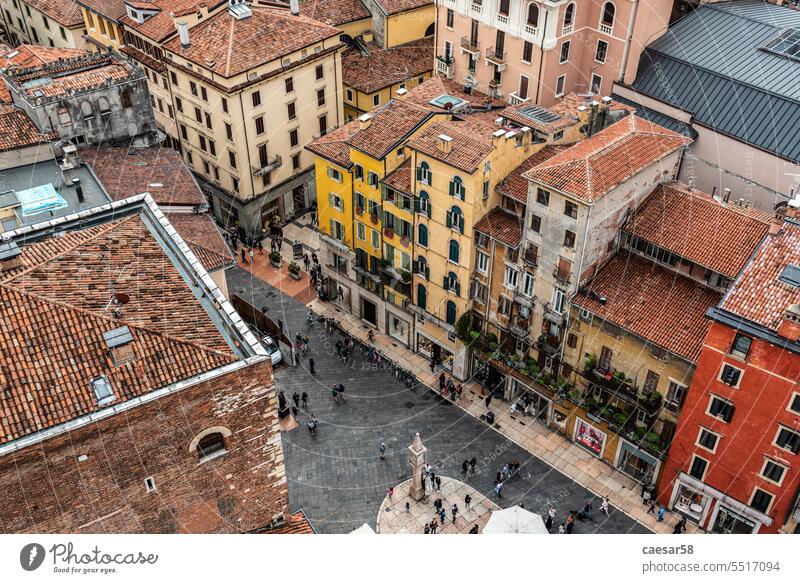Berühmter Panoramablick über die Dächer von Verona Turm Ansicht Quadrat Italien erbe Piazza delle Erbe Gebäude traditionell typisch Architektur Großstadt Europa