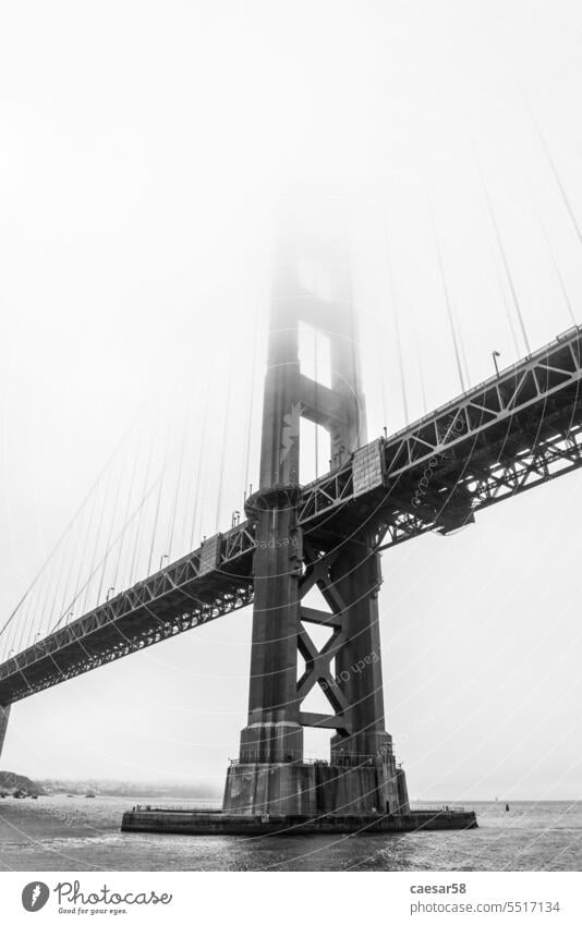 Die berühmte Golden Gate Bridge in San Francisco an einem nebligen Tag Kalifornien Brücke Freiheit pazifik Monochrom Nebel Bucht bedeckt Struktur urban Verkehr
