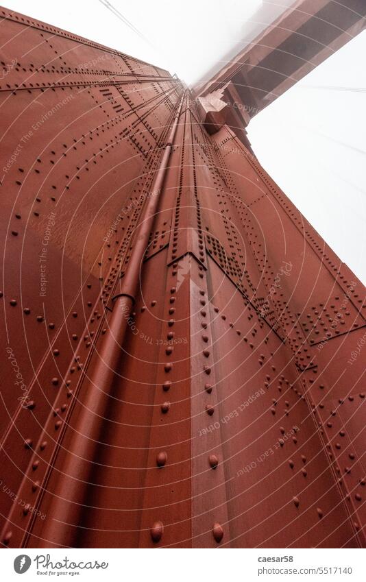 Unter einem riesigen Pfeiler der Golden Gate Bridge, San Francisco schließen Ständer Detailaufnahme Kalifornien Nieten Technik Ausguss groß prunkvoll