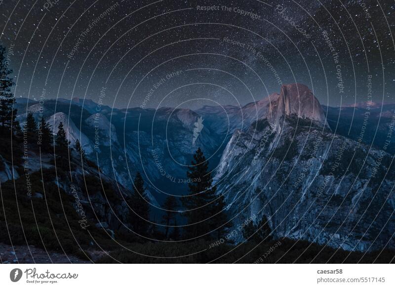 Malerischer Nachthimmel über dem berühmten Half Dome, Yosemite NP yosemite Halbkuppel Berge u. Gebirge Nationalpark Stern Wald blau Abend Landschaft Klettern