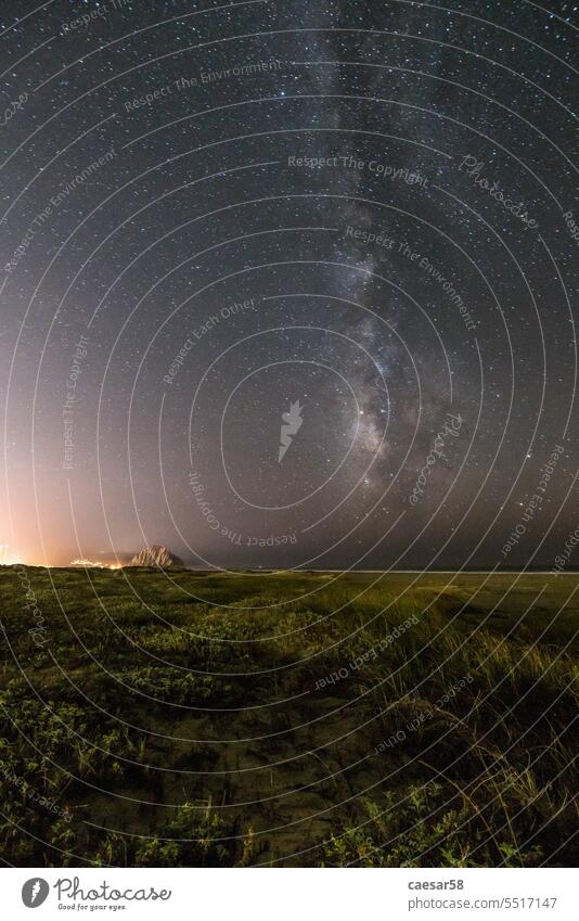 Sternenklare Nacht und Milchstraße über der US-Pazifikküste Galaxie Raum Küste Meer Licht Großstadt Milchstrasse Himmel Astronomie Weltall Natur Hintergrund Weg