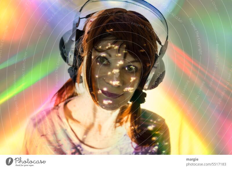 Versunken hört eine Frau mit Kopfhörer Musik! Porträt Lifestyle hören Lächeln regenbogenfarben Schatten Licht Lichterscheinung Musik hören Technik & Technologie