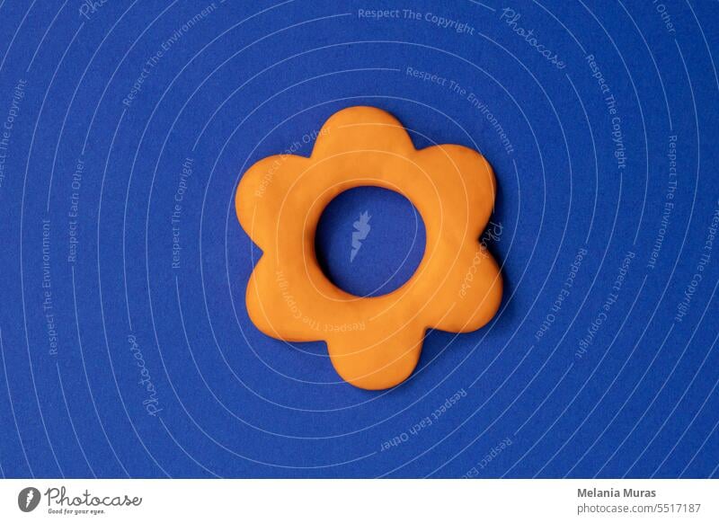 Einfaches dreidimensionales Zeichen einer Blume. Symbol für Wohlstand, Wachstum Konzept, wachsende buissnes. Orange Blume Symbol auf blauem Hintergrund, Umwelt, Gartenarbeit, Gartenbau Themen.