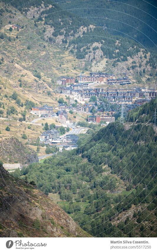 Stadtbild von El Tarter in der Gemeinde Canillo in Andorra. Ackerbau alpin Hintergrund schön Schönheit blau canillo Wolken Farbe Landschaft Umwelt Europa