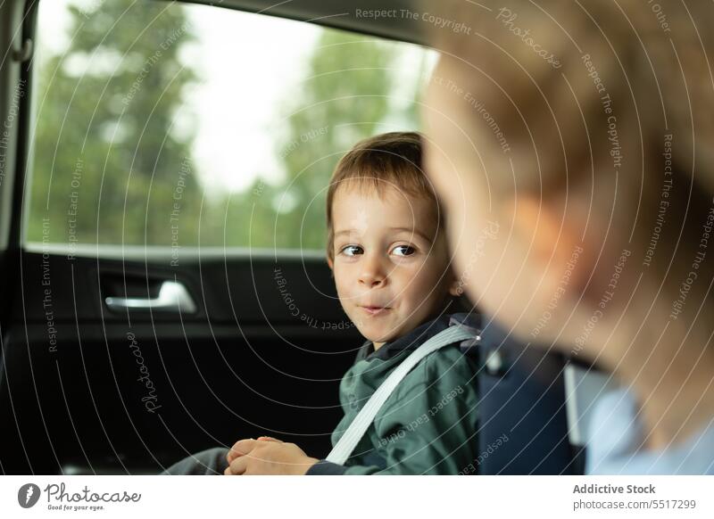 Kinder auf Kindersitzen im Auto Junge PKW Sitz Gurt Fahrzeug Verkehr lässig Tageslicht Kindheit Automobil tagsüber Passagier Urlaub Sommer befestigen sorgenfrei