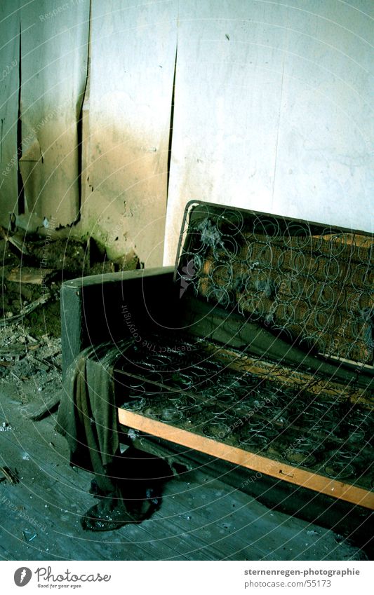 federn Sofa Verfall Zerstörung verwüstet Staub alt dreckig