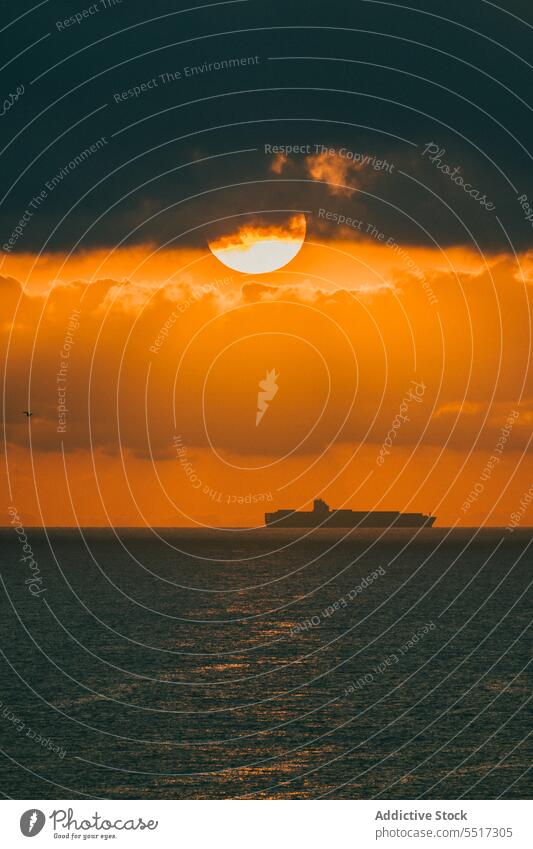 Boot schwimmenden Meerwasser während Sonnenaufgang Zeit gegen orange Himmel erstaunlich Sonnenuntergang MEER Meereslandschaft wolkig Abend malerisch tropisch