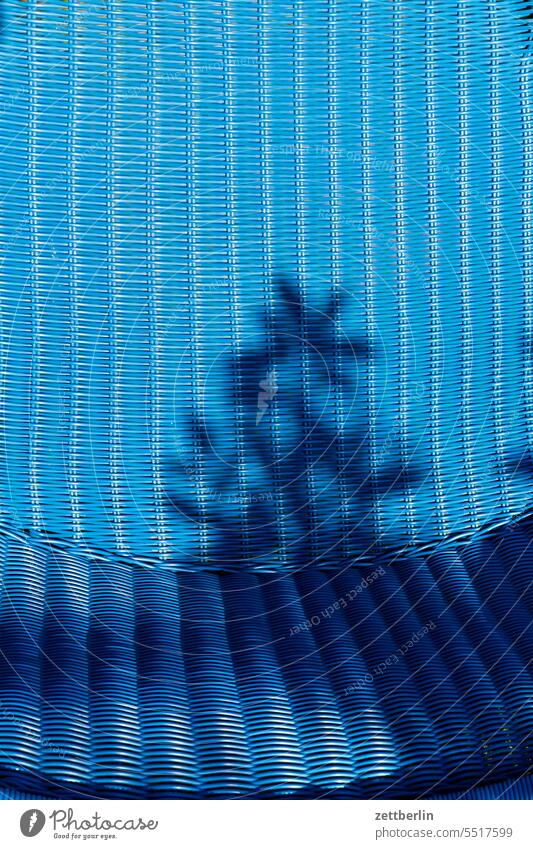 Schatten auf Blau licht schatten sonne stuhl gewebe flechtwerk geflochten sitz schaukel pflanze ranke blatt blätter ast zweig garten park ferien urlaub freizeit