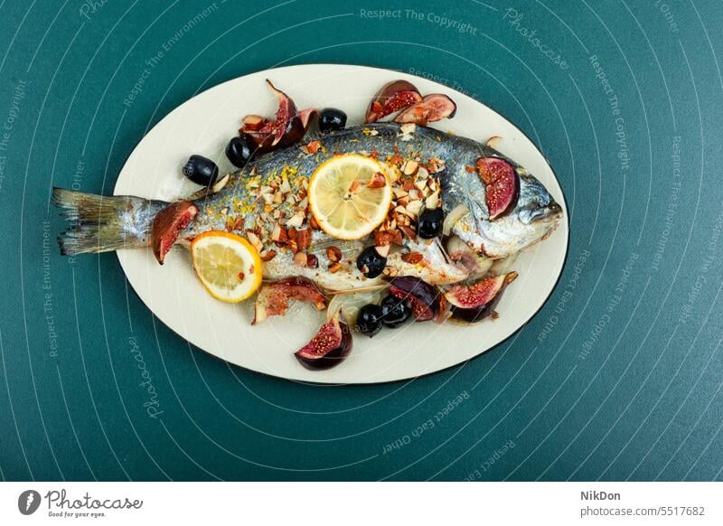 Leckere gebratene Goldbrasse oder Goldkopfbrasse Fisch Dorado dorada Meeresfrüchte Lebensmittel Mandeln Feigen Gesundheit Abendessen Zitrone gegrillt Diät