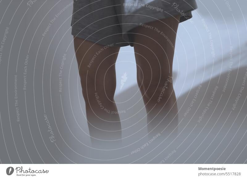 Beine Oberschenkel Knie Unterschenkel abnehmen Diät Cellulite Bindehaut Frau Haut Mensch Fuß Schatten schön dünn feminin rasiert Leben grau kurze Hose