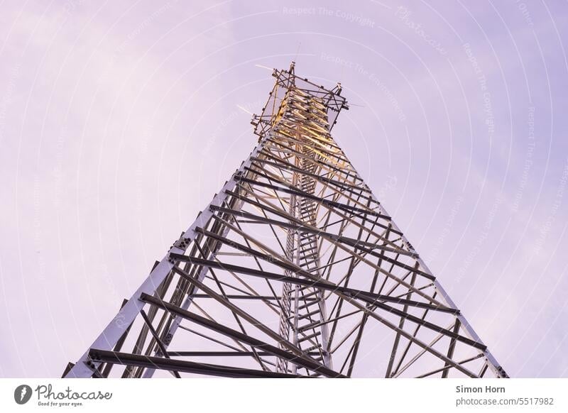 Sendemast bei untergehender Sonne Stahlkonstruktion Mast Turm Funkmast Konstruktion Leiter Himmel Bauwerk Kommuniktion Farbverlauf Abendlicht Stahlträger