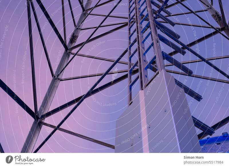Stahlkonstruktion eines Sendemasts vor Abendhimmel Mast Turm Funkmast Konstruktion Leiter Himmel Bauwerk Kommuniktion Farbverlauf Abendlicht Stahlträger
