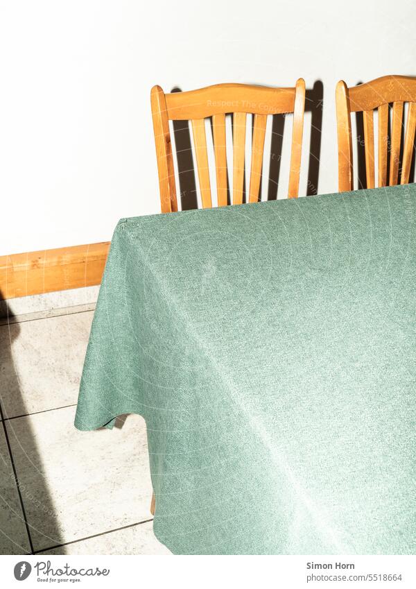 Zwei Stühle stehen hinter einem Tisch, auf dem eine türkise Tischdecke liegt Paar Stuhlpaar minimalistisch Wirtschaft Gasthaus einkehren rustikal flächig leer