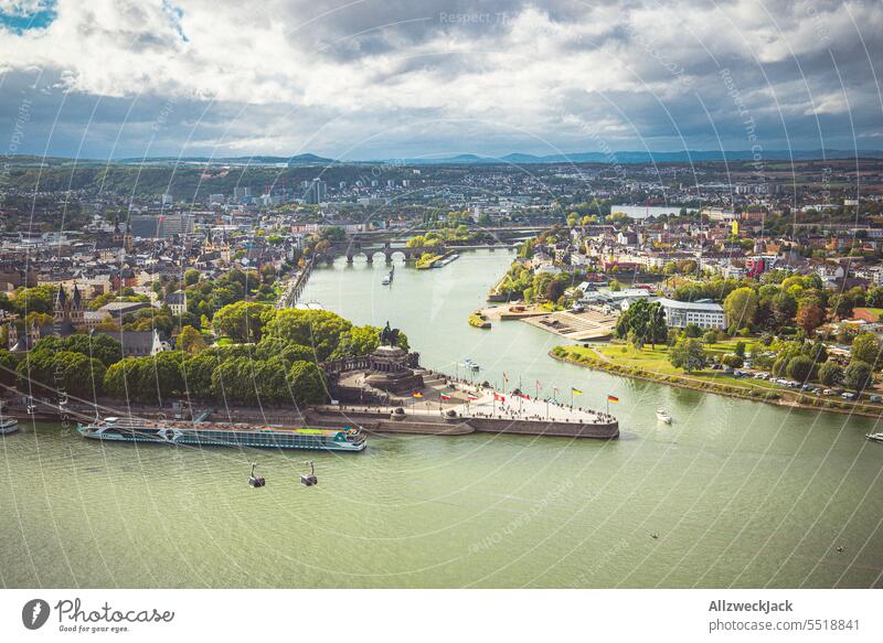 Panorama Aussicht auf das Deutsche Eck in Koblenz bei bewölktem Himmel Deutschland Deutsches Eck Fluss Mosel Rhein Flußmündung Panorama (Aussicht)