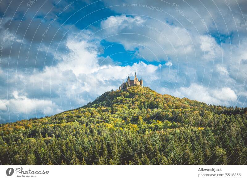 Burg Hohenzollern mit Waldgebiet und blauem aber bewölktem Himmel Deutschland Burg oder Schloss waldgebiet Adel Schönes Wetter Wolken bewölkter himmel
