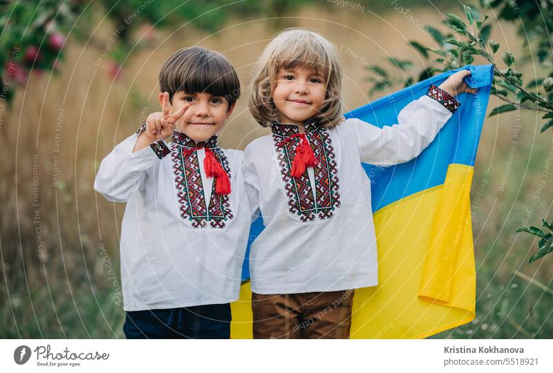 Handsome glücklich Jungen, ukrainischen Patrioten 4 Jahre alte Kinder mit Nationalflagge Freiheit Selbstständigkeit national Patriotin patriotisch Patriotismus