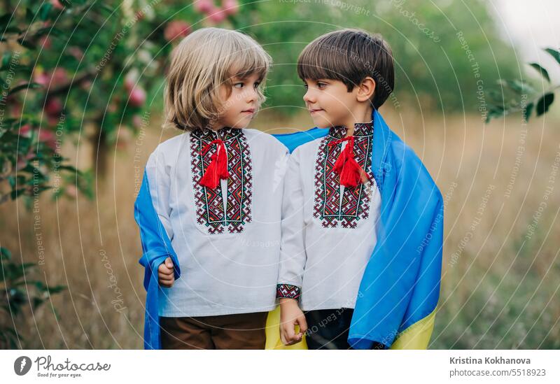 Handsome glücklich Jungen, ukrainischen Patrioten 4 Jahre alte Kinder mit Nationalflagge Freiheit Selbstständigkeit national Patriotin patriotisch Patriotismus